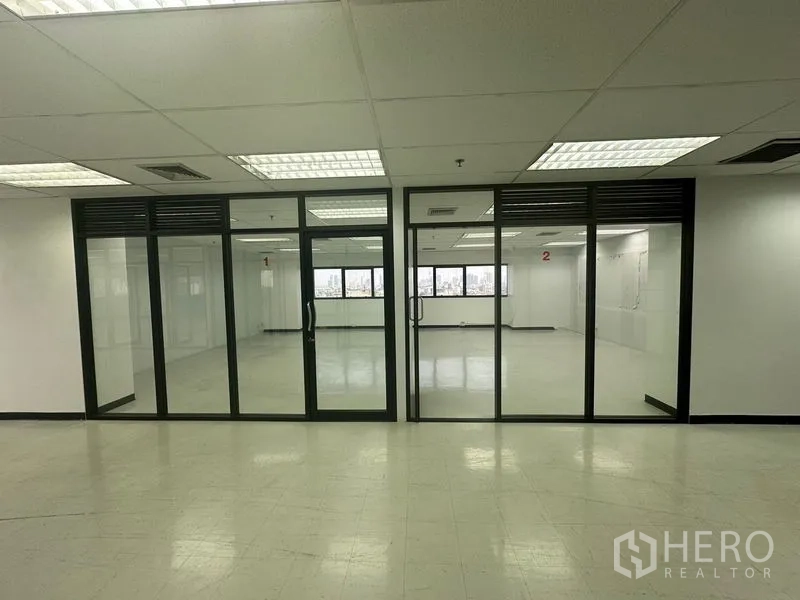 办公空间 出租在Phaya Thai, Bangkok - 转角办公室，环绕窗带来城市景观与自然采光。