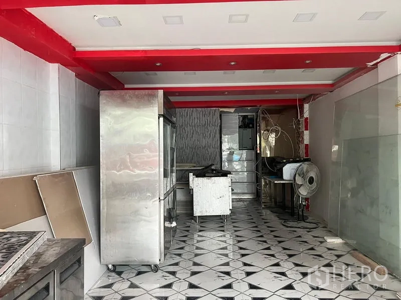 อาคารพาณิชย์ ให้เช่าในKhlong Toei, Bangkok - ภายในอาคารพาณิชย์ชั้นล่าง พื้นกระเบื้องลาย ตกแต่งคานสีแดง พร้อมอุปกรณ์ครัวสเตนเลส เหมาะทำร้านอาหาร