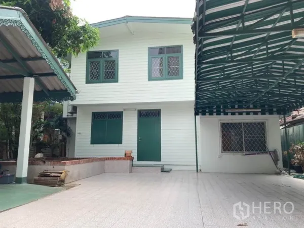 บ้าน ให้เช่าในSathon, Bangkok - บ้านเดี่ยวสองชั้นสีขาว หน้าต่างสีเขียว พร้อมลานกระเบื้องกว้าง
