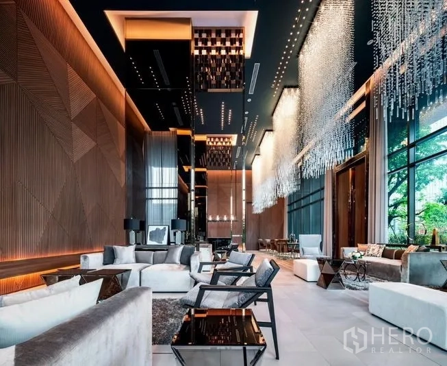 公寓 出租在Watthana, Bangkok - 奢华挑高大堂，设计感吊灯与落地窗