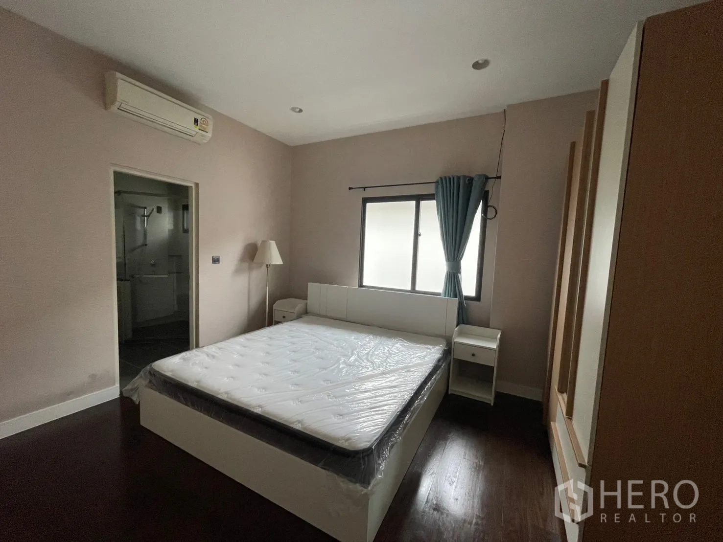 Detached House for rent in Bang Kapi, Bangkok - Bedroom with ensuite entrance and wardrobe, wood floors.