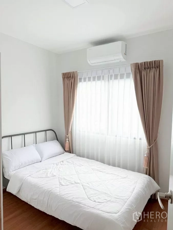 ทาวน์เฮาส์ ให้เช่าในBang Phli, Samut Prakan - ห้องนอนที่สอง เตียงเหล็ก เครื่องปรับอากาศ และหน้าต่างติดม่าน