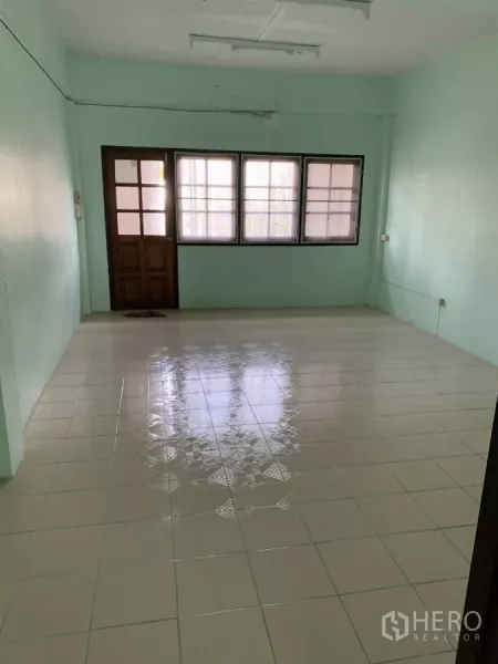 อาคารพาณิชย์ ให้เช่าในSuan Luang, Bangkok - ห้องทำงานหรือพักอาศัยสว่าง พื้นกระเบื้อง ประตูไม้และหน้าต่างสามบาน