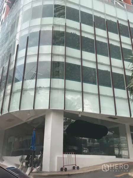 พื้นที่ขายปลีก ให้เช่าในKhlong Toei, Bangkok - ยูนิตค้าปลีกชั้นล่าง หน้ากระจกโค้งรอบมุม มองเห็นจากถนน ในเขตคลองเตย กรุงเทพฯ ใกล้ BTS พร้อมพงษ์