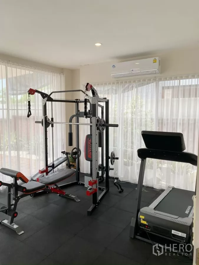 独立式住宅 出售在Sai Mai, Bangkok - 三面采光的健身房，配综合训练器与跑步机。