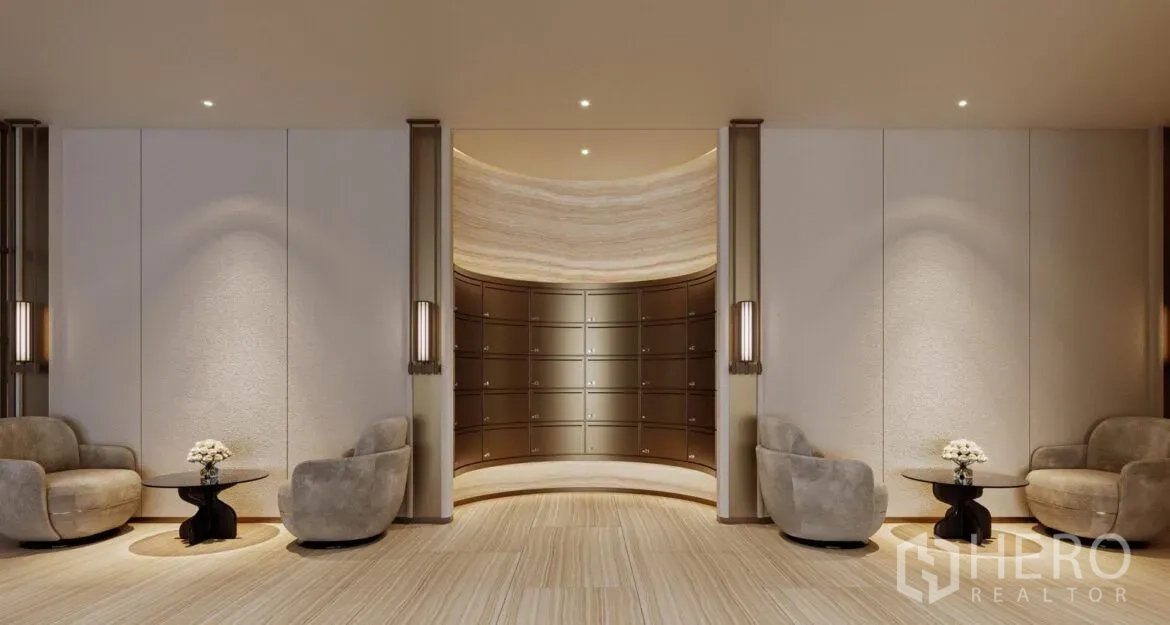 公寓 出售在Watthana, Bangkok - 住客大堂，弧形信箱与舒适单椅等候区。