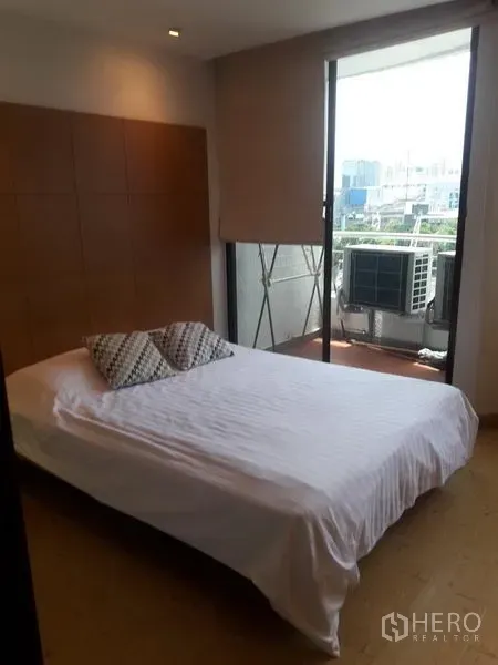 คอนโด ให้เช่าในWatthana, Bangkok - ห้องนอนสว่างเตียงคู่พร้อมทางออกสู่ระเบียงชมวิวเมือง