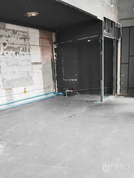 พื้นที่ขายปลีก ให้เช่าในWatthana, Bangkok - ภายในยังไม่ตกแต่ง พื้นกระเบื้องสีเทา อิฐและท่อประปาให้เห็นชัด