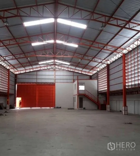 คลังสินค้า ให้เช่าในBang Phli, Samut Prakan - พื้นที่เก็บสินค้าโล่งหันไปทางประตูบานม้วนขนาดใหญ่และออฟฟิศชั้นลอย