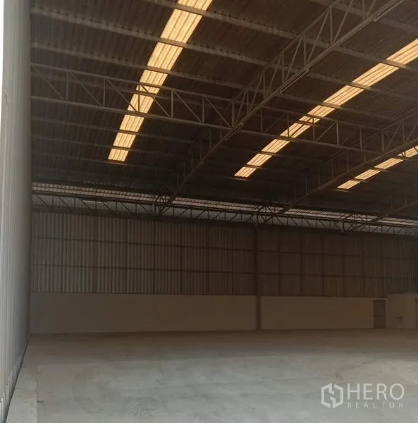 货栈 出租在Lat Krabang, Bangkok - 宽阔仓库区，高挑天花与屋顶采光带，地面干净平整。