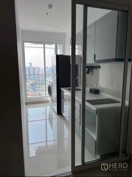 คอนโด ให้เช่าในBang Rak, Bangkok - ครัวปิดกั้นกระจกบานเลื่อน พร้อมเตา ฝัง ตู้เย็น เครื่องซักผ้า และระเบียงมองเห็นวิวเมือง