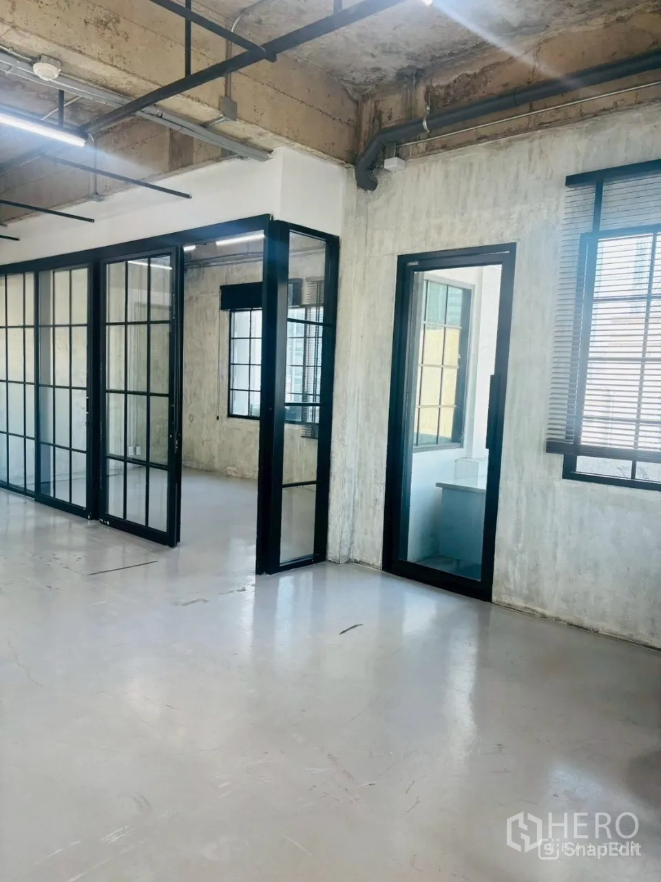 สำนักงาน ให้เช่าในKhlong Toei, Bangkok - โถงทางเดินพร้อมประตูกระจกเต็มบานและหน้าต่างติดมู่ลี่ เชื่อมสู่ห้องส่วนตัว