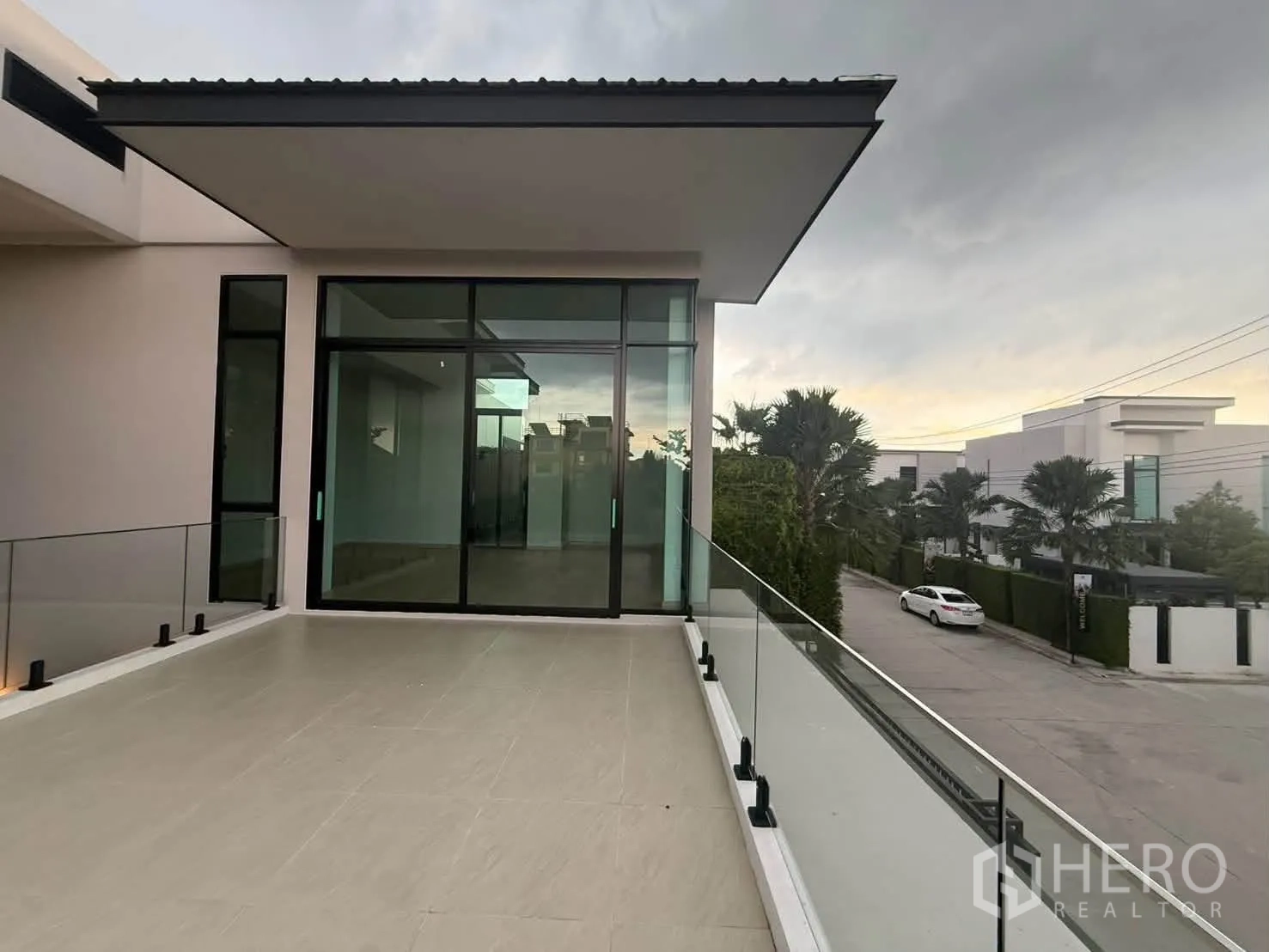 บ้านเดี่ยว for rent in Bang Khen, Bangkok - ระเบียงชั้นบนกว้างพร้อมราวกระจก