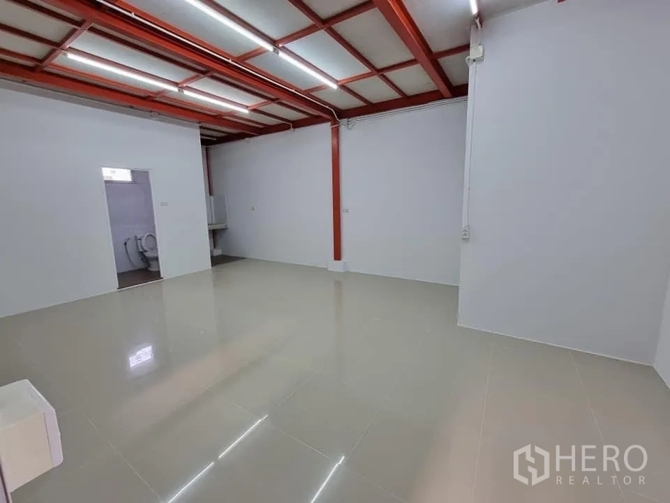 คลังสินค้า ให้เช่าในLam Luk Ka, Pathum Thani - พื้นที่ออฟฟิศชั้นล่างปูกระเบื้องมัน เห็นแพนทรีและประตูห้องน้ำ