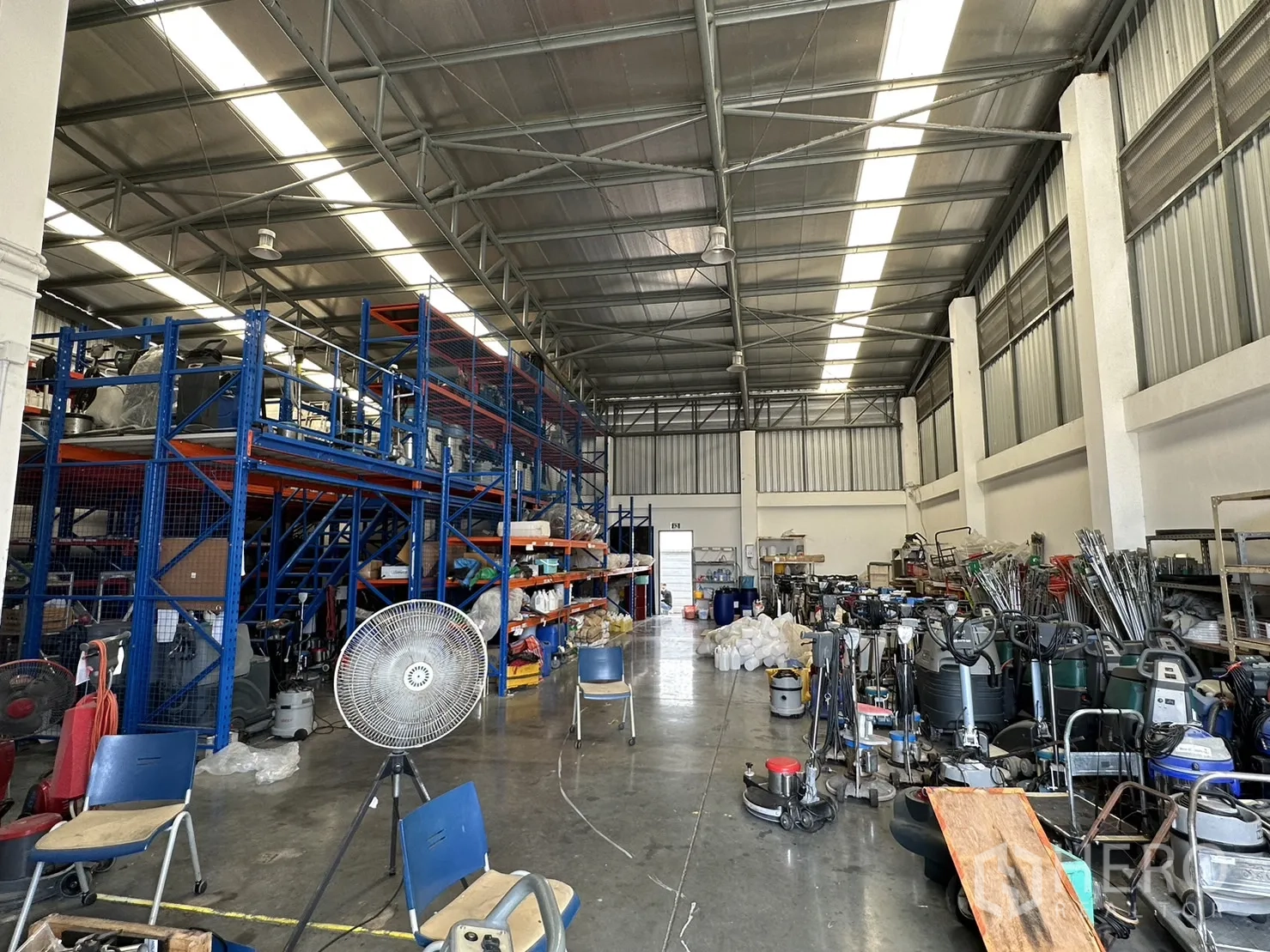 工厂 出租或出售在Pathum Thani - 宽敞生产区，通风百叶金属墙与混凝土地面。