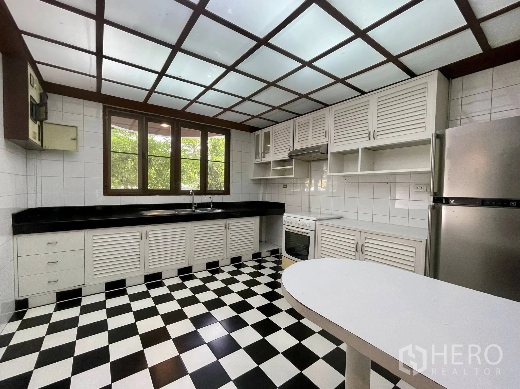 บ้านเดี่ยว for rent in Pathum Wan, Bangkok - ห้องครัวพื้นตารางขาวดำ ตู้สีขาวและเครื่องใช้ไฟฟ้า