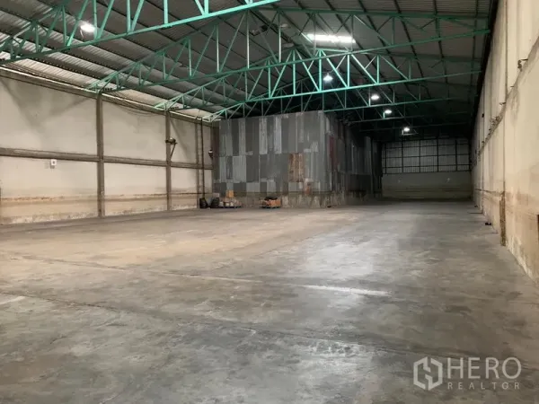 货栈 出租在Mueang Pathum Thani, Pathum Thani - 仓库内部空间宽敞，抛光混凝土地面与高钢结构屋顶，清晰大跨度。