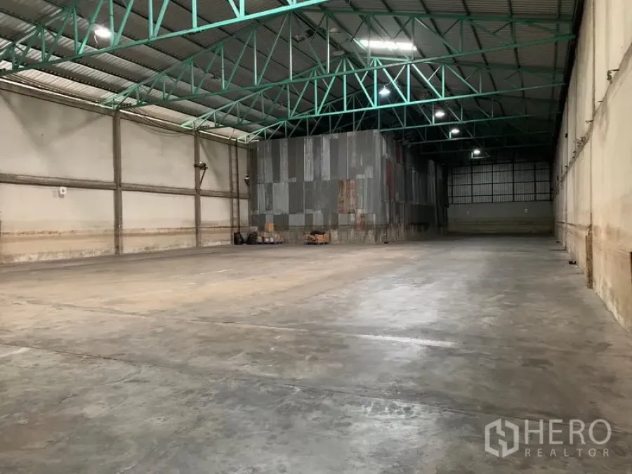 货栈 出租在Mueang Pathum Thani, Pathum Thani - 仓库内部空间宽敞，抛光混凝土地面与高钢结构屋顶，清晰大跨度。