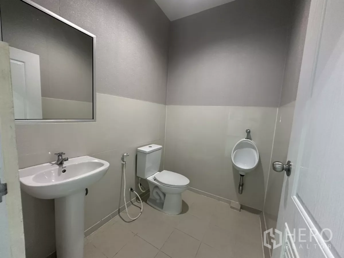 โรงงาน ให้เช่าในBang Phli, Samut Prakan - ห้องน้ำทันสมัยพร้อมอ่างล้างหน้า โถสุขภัณฑ์ และโถปัสสาวะ