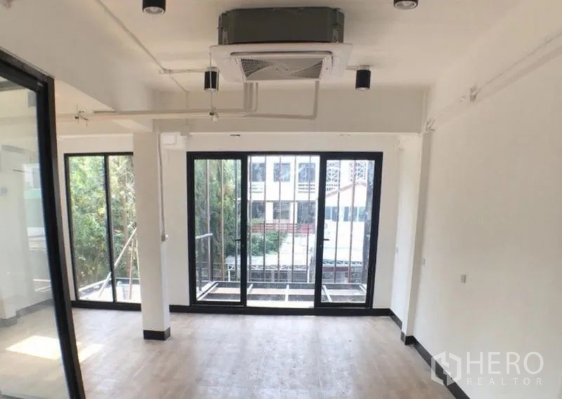 สำนักงาน ขายในRatchathewi, Bangkok - ห้องมุมพร้อมประตูบานเลื่อนออกสู่ระเบียง แอร์แคสเซ็ต และแสงธรรมชาติ