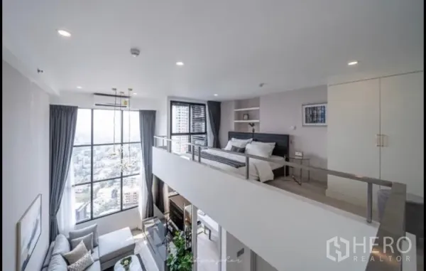 คอนโด ให้เช่าในSathon, Bangkok - ห้องนอนบนชั้นลอยมองลงสู่โถงรับแขก วิวเมืองจากหน้าต่างสูง และตู้เสื้อผ้าขนาดใหญ่