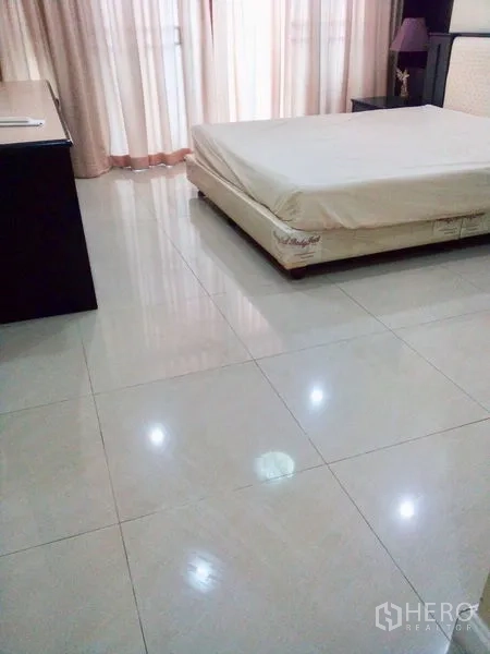 คอนโด ขายในWatthana, Bangkok - ห้องนอนหลัก เตียงคู่ หน้าต่างบานใหญ่และผ้าม่านทึบ