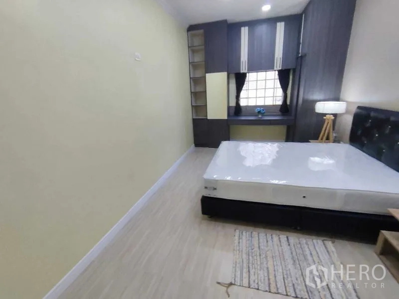 คอนโด ให้เช่าในKhlong Toei, Bangkok - ห้องนอนพร้อมตู้เสื้อผ้าบิลท์อิน โต๊ะทำงานข้างหน้าต่าง เตียงควีน และพื้นไม้โทนอ่อน