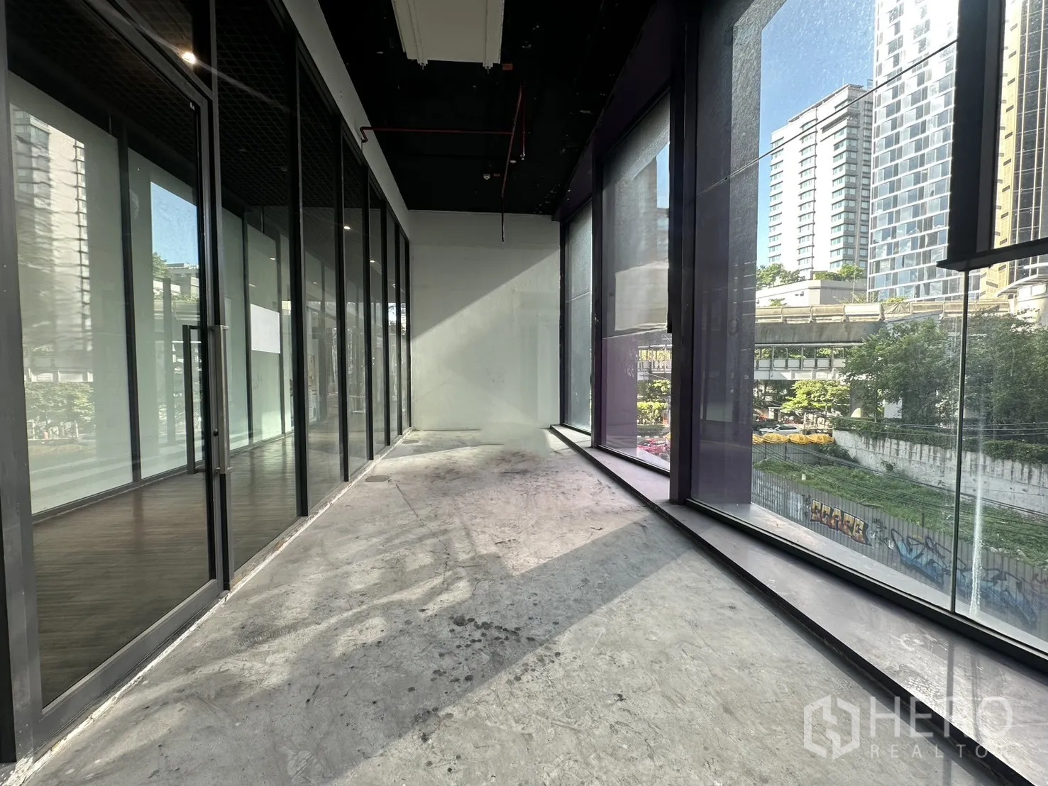 Retail Space for rent in Khlong Toei, Bangkok - Long window-lined section offering strong natural light and street visibility.