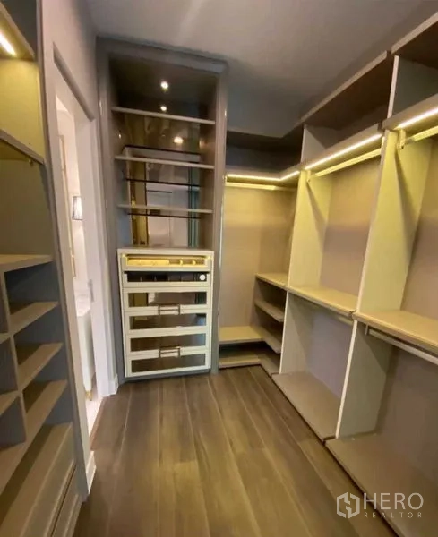 独立式住宅 出租在Bang Khen, Bangkok - 步入式衣帽间，开放搁架、挂衣区与内置灯带。