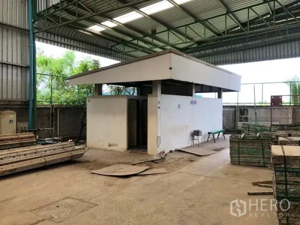 工厂 出租或出售在Lat Lum Kaeo, Pathum Thani - 厂房院内带顶的附属建筑与卫生间。
