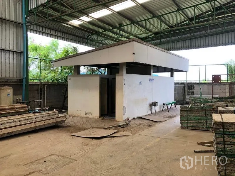 工厂 出租或出售在Lat Lum Kaeo, Pathum Thani - 厂房院内带顶的附属建筑与卫生间。