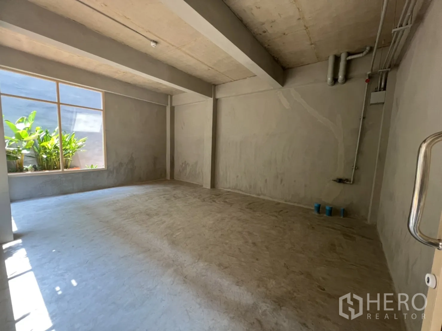 零售空间 出租在Watthana, Bangkok - 明亮店铺，窗外绿植可见，预留给排水与管线点位