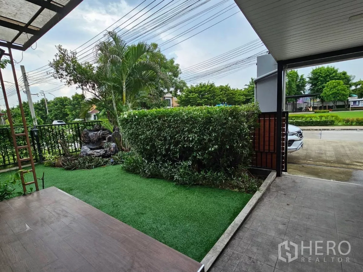 Detached House for rent or sale in Don Mueang, Bangkok - Front garden and gate with hedge privacy beside the carport.