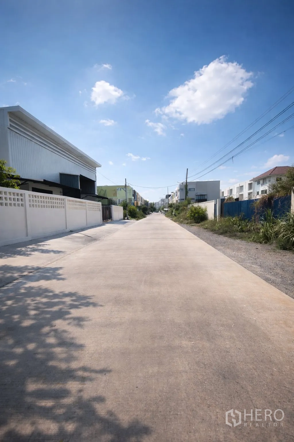 仓库 for rent in Prawet, Bangkok - 仓库区前方的宽阔混凝土道路。