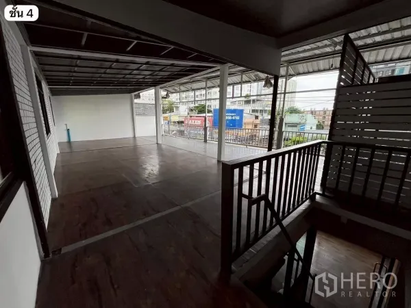 อาคารพาณิชย์ ให้เช่าหรือขายในKhlong Toei, Bangkok - ดาดฟ้าคลุมหลังคาพื้นไม้ พร้อมบันได มองเห็นวิวถนนเมือง