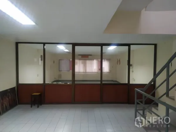 สำนักงานที่บ้าน ให้เช่าในYan Nawa, Bangkok - โถงด้านหน้าเชื่อมห้องประชุมกระจก พื้นกระเบื้องและราวบันได