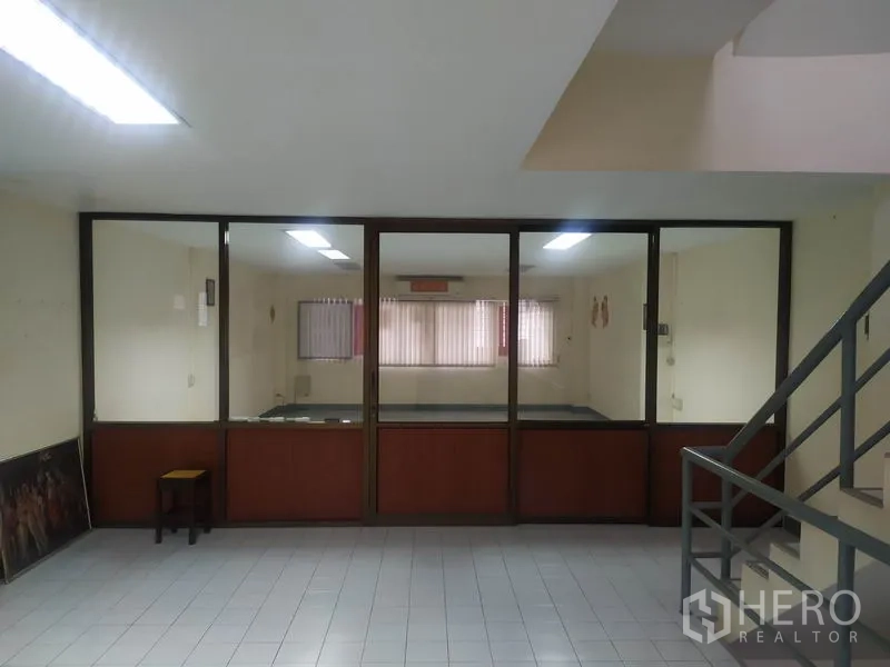 สำนักงานที่บ้าน ให้เช่าในYan Nawa, Bangkok - โถงด้านหน้าเชื่อมห้องประชุมกระจก พื้นกระเบื้องและราวบันได