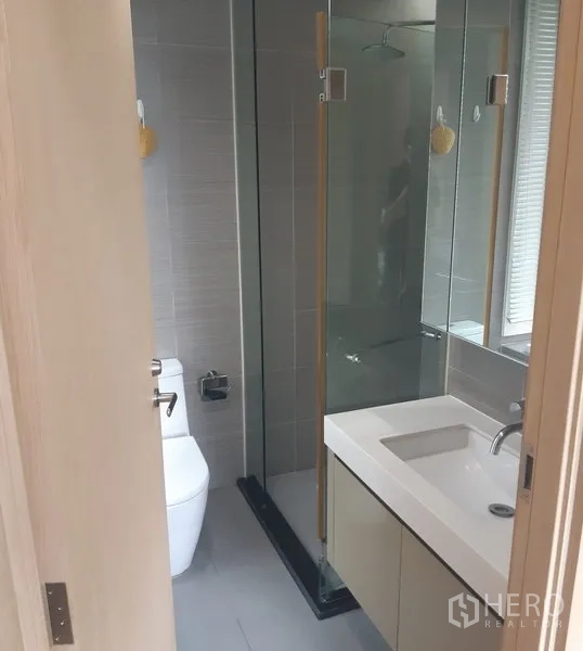 คอนโด ให้เช่าในKhlong Toei, Bangkok - ห้องน้ำที่สองพร้อมอ่างล้างหน้า กระจก และห้องอาบน้ำกระจก