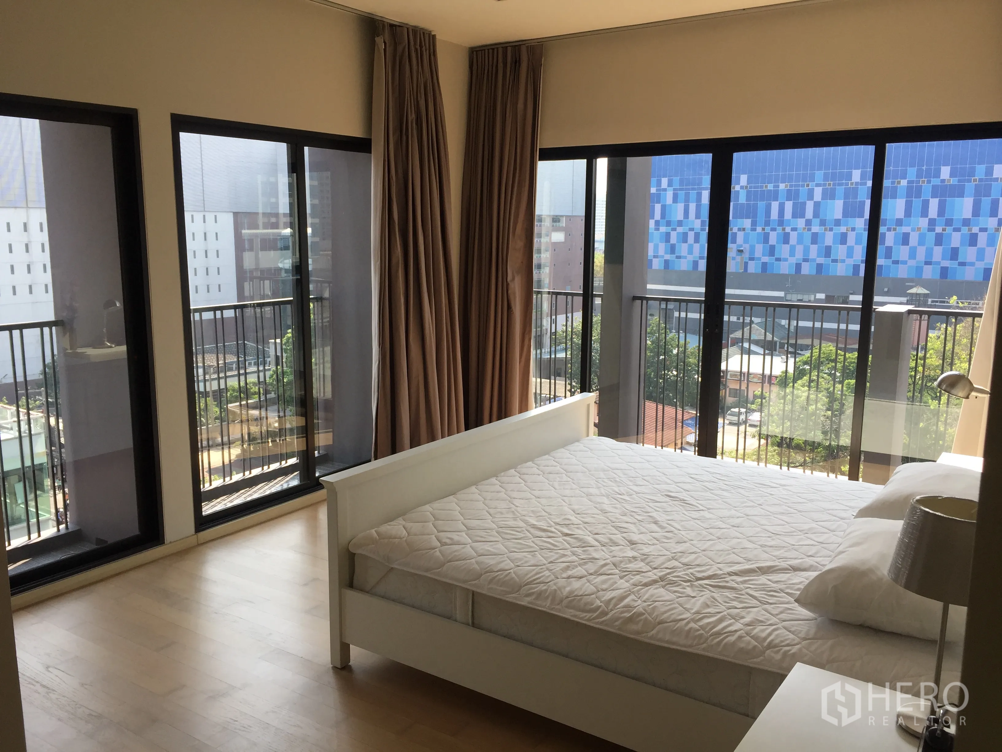 คอนโด ให้เช่าหรือขายในWatthana, Bangkok - ห้องนอนมุมกระจกเต็มบาน มีระเบียงสองจุด มองเห็นวิวสกายไลน์