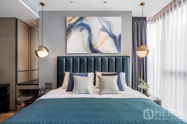 คอนโด ให้เช่าในPathum Wan, Bangkok - ห้องนอนหลักพร้อมหัวเตียงบุผ้า งานศิลปะลายเส้น และผ้าม่านสูงจรดเพดาน