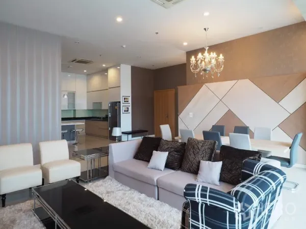 Condominium for rent in Ratchathewi, Bangkok - Open-plan living and dining area with chandelier, sofa set and modern decor.