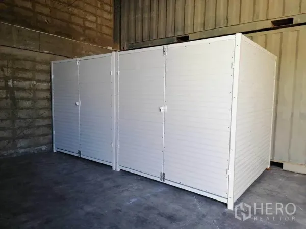 โรงงาน ให้เช่าในBang Phli, Samut Prakan - ห้องเก็บของแบบโมดูลสีขาวภายในโรงงาน พื้นคอนกรีต ผนังอิฐบล็อก