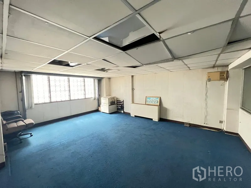 店屋 出售 - 上层大房间，蓝色地毯与吊顶，大窗采光