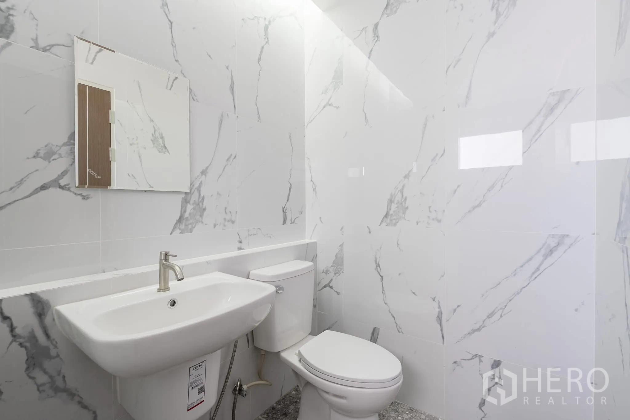 家庭办公室 for rent in Khlong Toei, Bangkok - 小型浴室，仿大理石墙面，配镜柜、洗手盆与座厕。