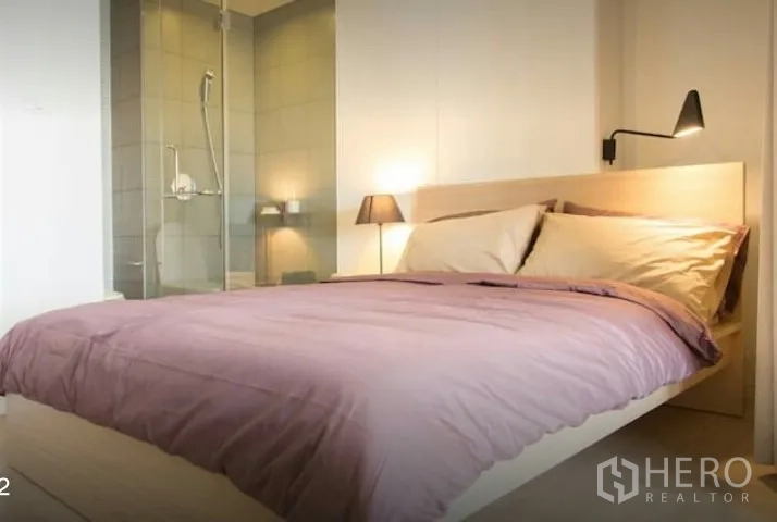 คอนโด ให้เช่าในPhaya Thai, Bangkok - ห้องนอนหลักบรรยากาศอบอุ่น พร้อมห้องอาบน้ำกระจกในตัว