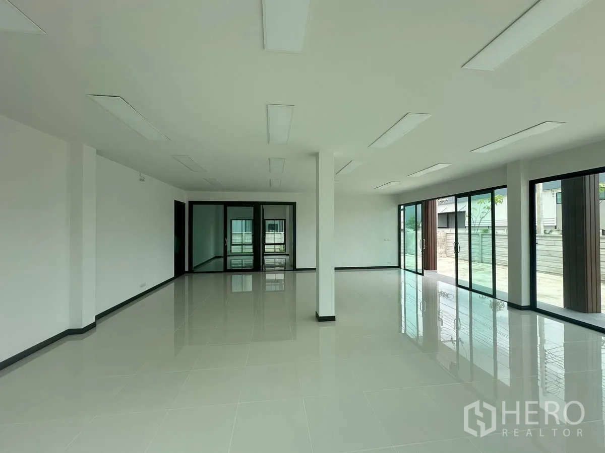 Factory for rent in Bang Len, Nakhon Pathom - Open-plan office area with tiled floors and glass partitions facing the driveway.