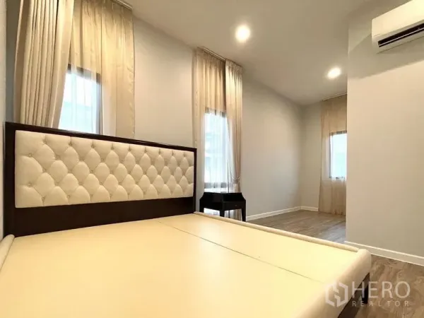 บ้าน ให้เช่าในBang Kapi, Bangkok - ห้องนอนที่สอง หัวเตียงบุผ้าลายตาราง ม่านบางและไฟฝังเพดาน