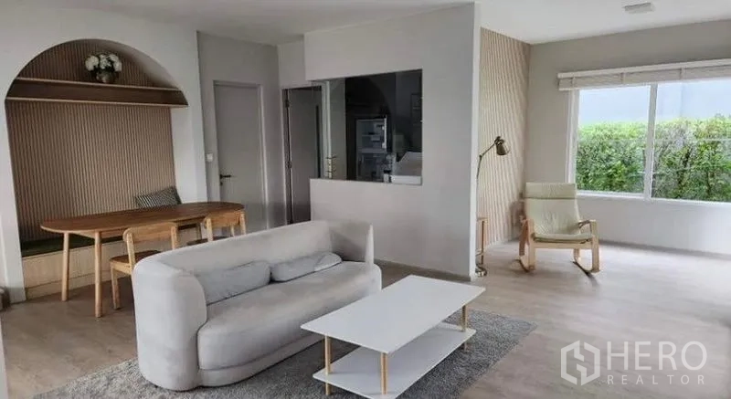 บ้าน ให้เช่า - โซนนั่งเล่นเชื่อมรับประทานอาหารแบบเปิดโล่ง มีมุมนั่งบิวท์อินซุ้มโค้ง