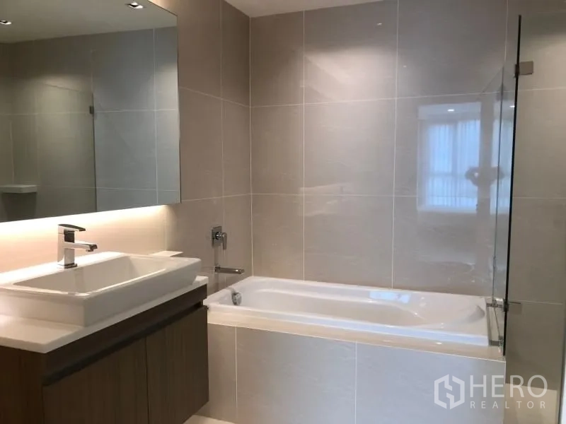 公寓 出售在Khlong Toei, Bangkok - 现代浴室，设浴缸、玻璃隔断与大镜面