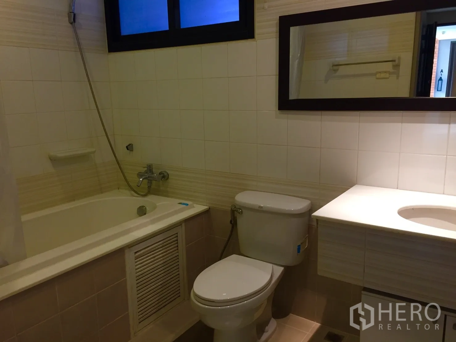 อพาร์ทเมนท์ ให้เช่าในKhlong Toei, Bangkok - ห้องน้ำมีอ่างอาบน้ำพร้อมฝักบัว กระจกบานยาว ผนังกรุกระเบื้อง และอ่างล้างหน้าเคาน์เตอร์